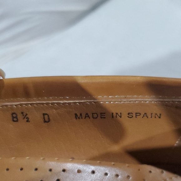 Classic Tan Leather Loafers with Tassels - Picture 7 of 7